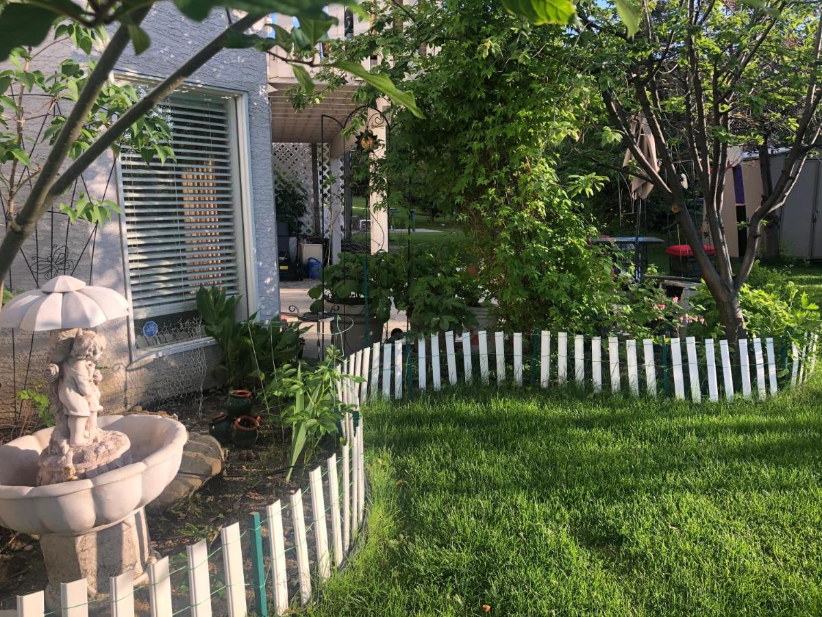 卡加利 Hamptons Rose Garden Family!酒店 外观 照片